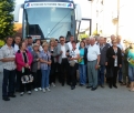 Skupinska slika pred avtobusom