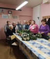 Poziranje �lanic s svojimi izdelanimi adventnimi ven�ki