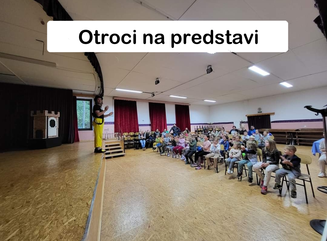 Otroci na predstavi