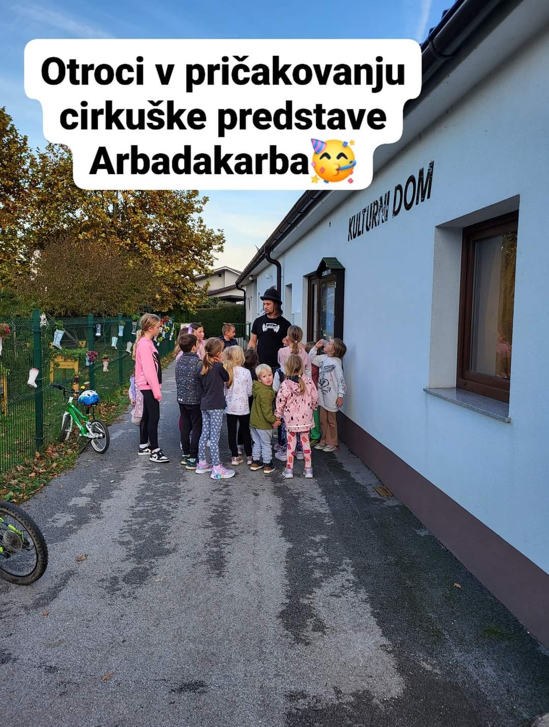 Otroci v pri�akovanju predstave Arbadakabra