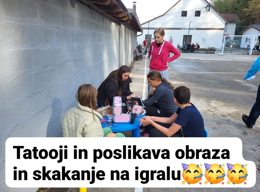 Tatooji in poslikava obraza in skakanje na igralu